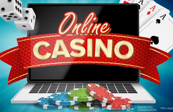 En laptop omgiven av spelmarker, spelkort och tärningar samt med texten "Online Casino" skriven framför sig.